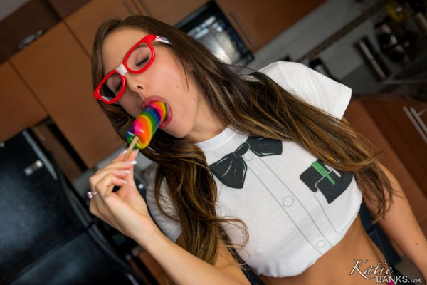 Katie Banks suce un bâtonnet en mode geek