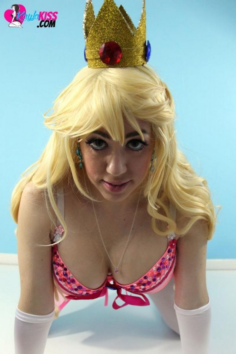 Kayla Kiss se transforme en Princesse Peach