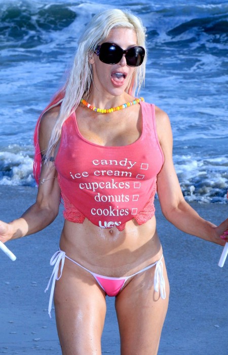 Frenchy Morgan et Gabi Grecko mangent des sucettes sur la plage